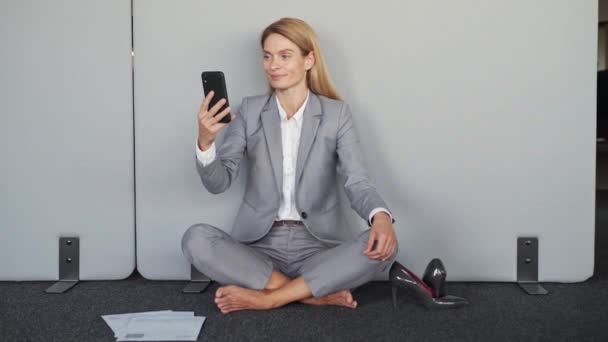 Businesswoman Making Video Call Sitting Floor Tired High Heeled Shoes — Vídeo de Stock