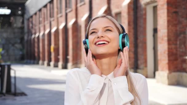 Χαρούμενη Χαρούμενη Κομψή Ξανθιά Γυναίκα Που Φοράει Ακουστικά Χορεύοντας Μόνη — Αρχείο Βίντεο