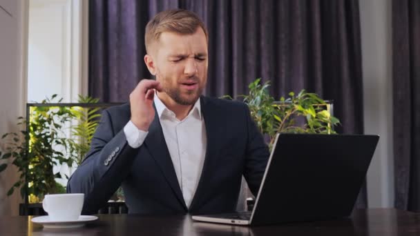 Businessman Having Neck Pain While Using Laptop Restaurant Bearded Man — Vídeo de Stock