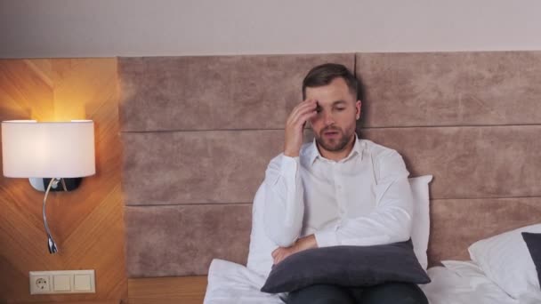 Headache Businessman Tired Overworked Business Man Resting Bed Hotel Room — Vídeo de Stock