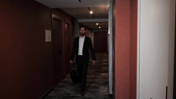 Man Classic Suit Suitcase Walks Corridor Hotel Approaches Door Takes — Vídeos de Stock