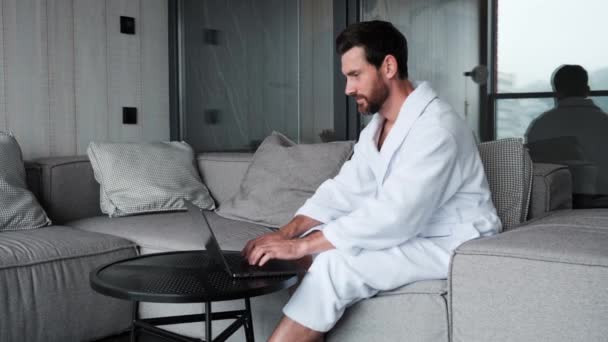 Side View Thoughtful Business Man White Bathrobe Using Laptop Computer — Vídeo de stock
