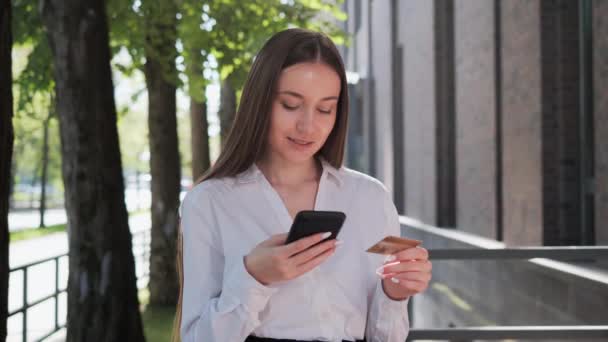 Gyönyörű Elégedett Üzletasszony Hitelkártyával Mobiltelefonnal Teszi Online Fizetéseket Interneten Keresztül — Stock videók