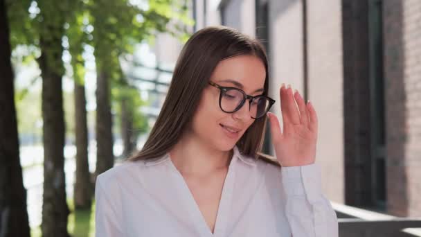 Twarz Towarzystwa Portret Pewnej Siebie Bizneswoman Dostosowuje Okulary Dumną Przedsiębiorcą — Wideo stockowe