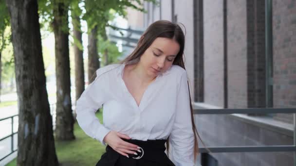 Okouzlující Stylové Tmavé Vlasy Businesswoman Drží Žaludek Rukou Ostré Bolesti — Stock video