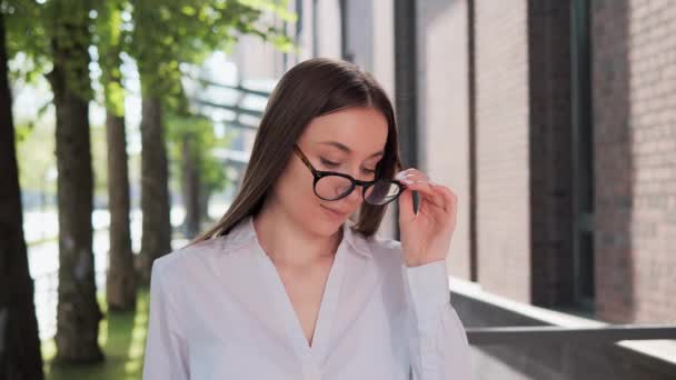 Όμορφη Επιχειρηματίας Ντυμένη Λευκό Πουκάμισο Βγάζει Γυαλιά Της Και Κοιτάζει — Αρχείο Βίντεο