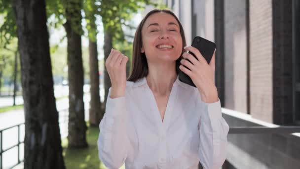 Entzückende Mädchen Frau Zeigt Siegergeste Geschäftsfrau Hält Handy Der Nähe — Stockvideo