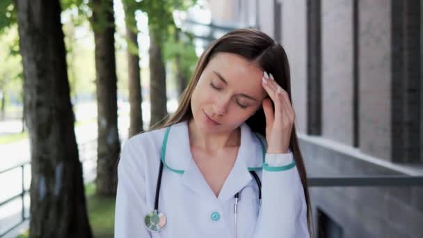 Médica Profissional Estressante Exausta Médica Com Dor Cabeça Fora Hospital — Vídeo de Stock
