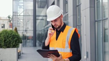 Kafkasyalı genç bir mimar elinde belge projesiyle bir müteahhitle cep telefonuyla konuşuyor. İş adamı proje detaylarını müşteri ya da patronla, iş görüşmeleriyle tartışıyor