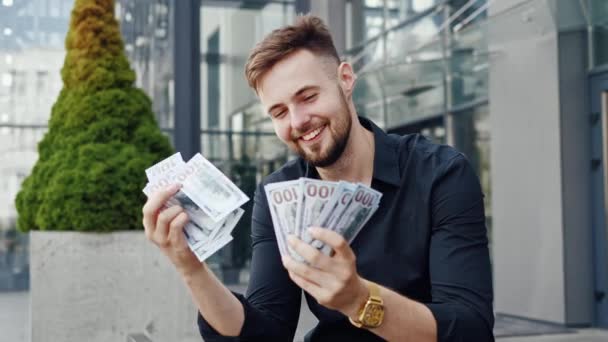 Primeros Planos Manos Masculinas Contando Dinero Feliz Joven Teniendo Reloj — Vídeo de stock