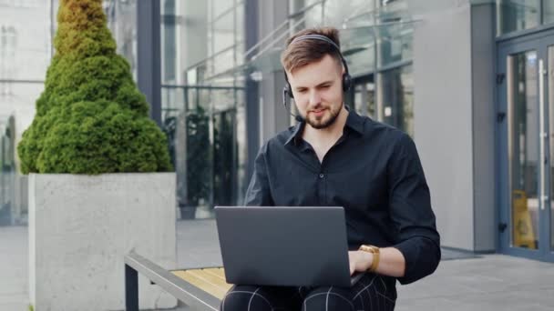 Handsome Businessman Werkt Online Afstand Zit Bench Buurt Van Office — Stockvideo