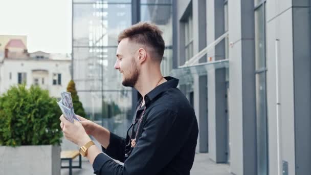 Vrolijke Grappige Succesvolle Zakenman Met Een Duur Horloge Een Bril — Stockvideo