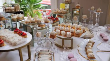 White Candy Bar Düğün Yemeği. Şeker büfesi, lezzetli atıştırmalıklar, kek, çörek, kurabiye, pasta, bize ve diğer şekerli kurabiyeler için ziyafet salonu. Olay. İş Partisi. Doğum günü