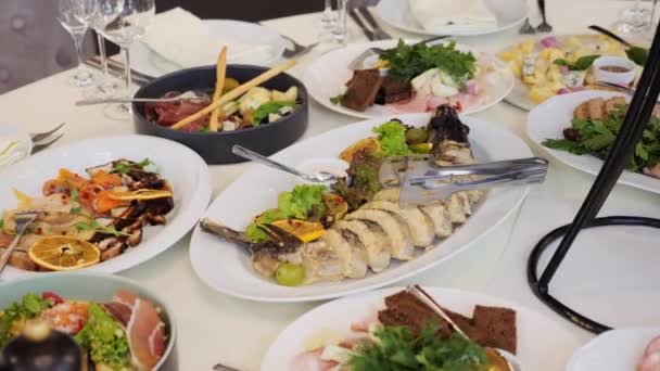 Mâncare Exclusivă Bucătar Pește Umplut Decorat Struguri Măsline Lămâi Portocale — Videoclip de stoc