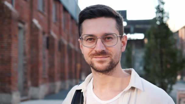 Portret Twarzy Młodego Biznesmena Freelancera Oprogramowania Ubraniach Casual Okularach Laptopem — Wideo stockowe