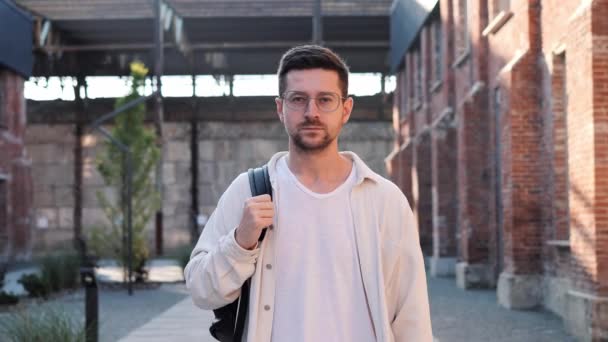 Przystojny Brodaty Biznesmen Okularach Startup Spacerujący Trzymający Plecak Ramionach Młody — Wideo stockowe