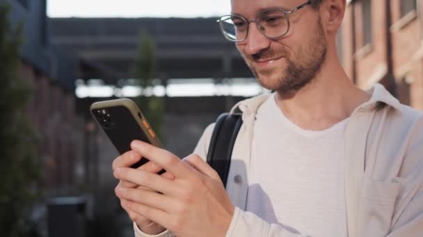 Close Portret Van Zakenman Mannelijke Programmeur Glazen Buiten Stad Tikken — Stockvideo