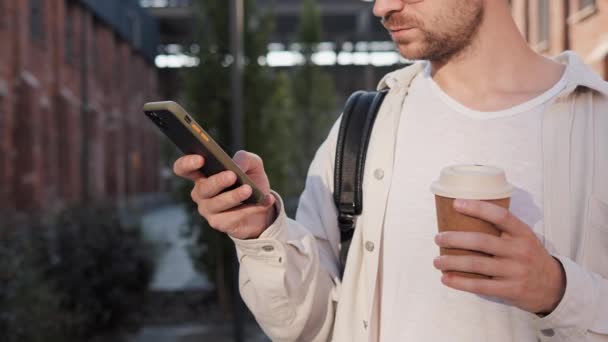 Stylový Muž Drží Smartphone Chatuje Sociálních Sítích Venku Dobře Vypadající — Stock video