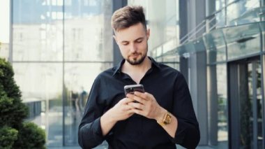 Adam internette gülümsüyor. Sosyal ağ. Lüks Yaşam Tarzı. Uygulamalar
