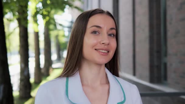 医療病院中肖像 フレンドリーなヨーロッパ白人女性医師 — ストック動画