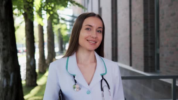Retrato Close Bela Mulher Assistente Saúde Fora Hospital — Vídeo de Stock