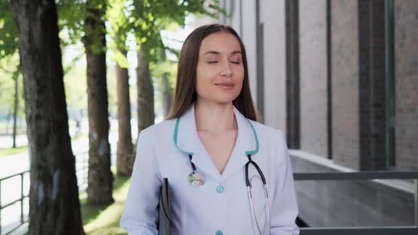 Retrato Doctora Trabajadora Salud Caucásica Parada Fuera Del Hospital — Vídeo de stock