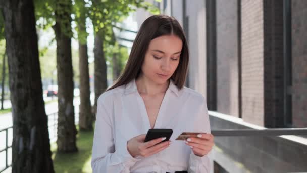 美しいビジネス女性オンラインショッピング携帯電話アプリを使用して支払いを行う — ストック動画