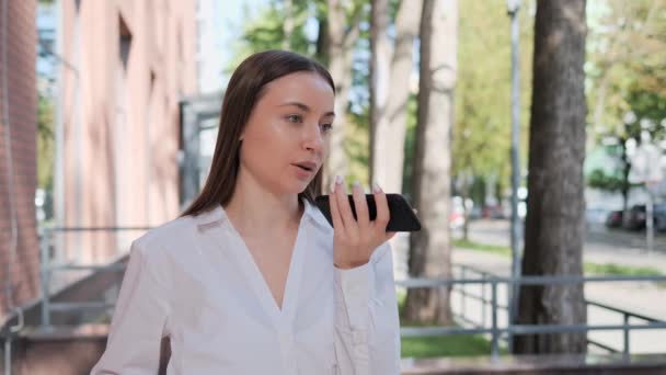 Seriöse Frau Aktiviert Virtuellen Assistenten Auf Handy Sprachnachrichten — Stockvideo