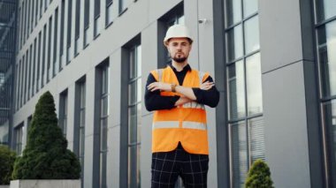 İş yerindeki profesyonel insanlar, Beyaz Şapkalı çekici mimar mühendis.