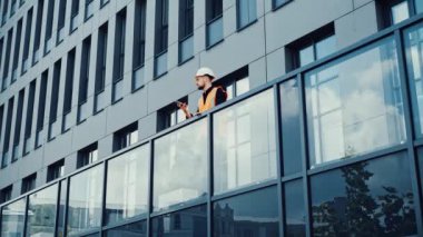 İnşaat alanında cep telefonu çekim videosu kullanan profesyonel mimar