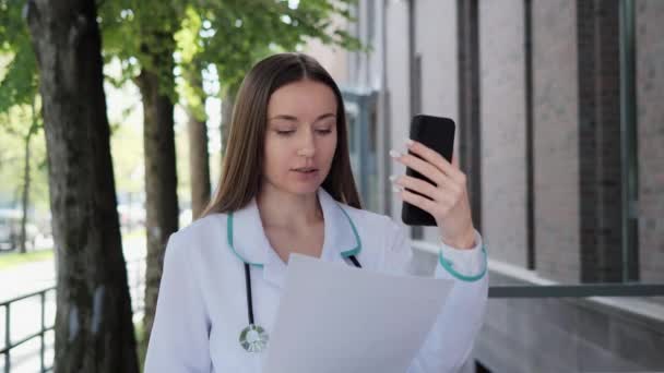 Joven Profesional Médico Grabación Vídeo Mensaje Consultoría Paciente Línea — Vídeo de stock