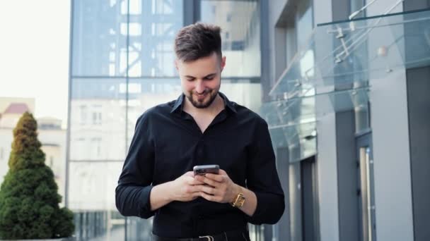 Hombre Feliz Con Costoso Mensaje Escritura Relojes Por Teléfono Móvil — Vídeos de Stock