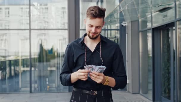 Joven Empresario Feliz Contando Dinero Pie Cerca Edificio Vidrio Fuera — Vídeo de stock