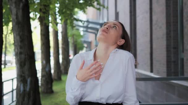 Проблемы Дыханием Приступ Паники Боль Груди Деловая Женщина Чувствует Себя — стоковое видео