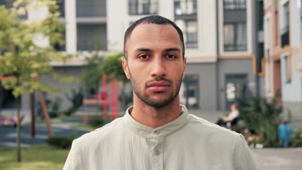 Zblízka Portrét Fešák Seriózní Afroameričan Man Outdoor Mužský Model Pózuje — Stock video