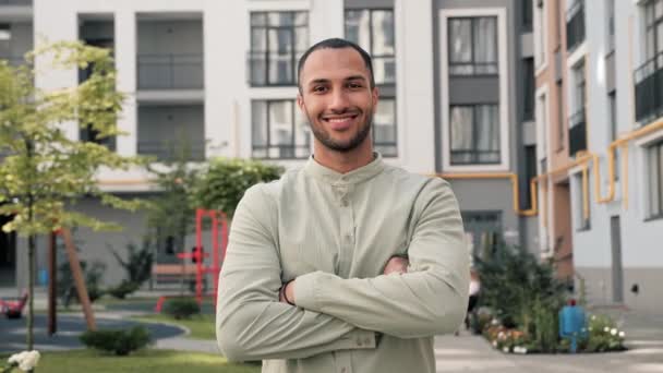 Portrett Kjekk Stilig Positiv Amerikansk Mann Som Smiler Til Kamera – stockvideo