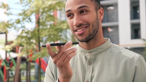 Lachende Jonge Afrikaans Amerikaanse Man Die Spraakherkenningsbericht Opneemt Speaker Zakenman — Stockvideo