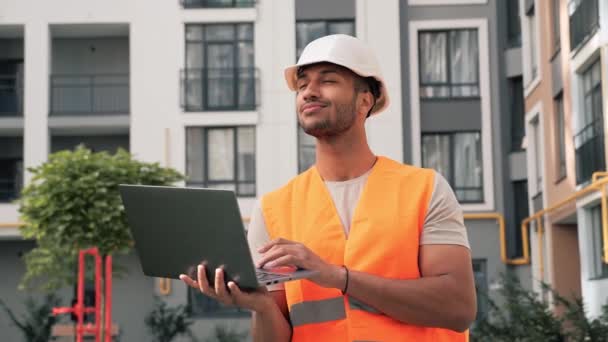 Sorrindo Afro Americano Engenheiro Masculino Branco Hardhat Proteção Segurando Laptop — Vídeo de Stock