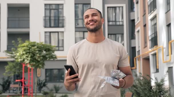 Elinde Para Sallayan Yakışıklı Afrikalı Amerikalı Adam Elinde Cep Telefonuyla — Stok video