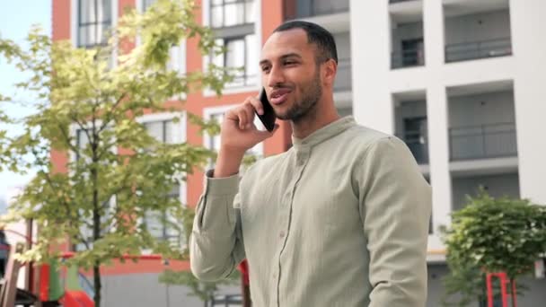 Portrait Homme Afro Américain Joyeux Ayant Téléphone Parler Émotionnellement Plein — Video