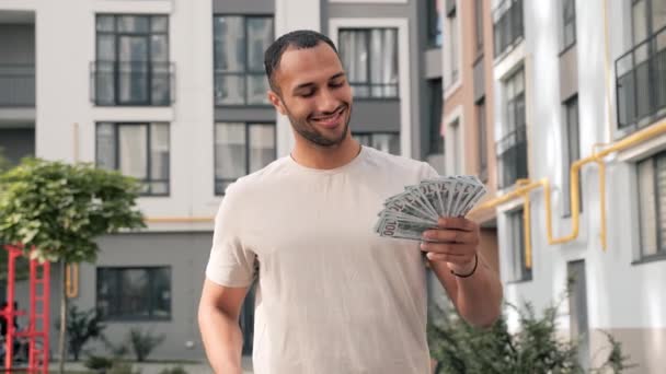 Sorprendido Feliz Emocionado Empresario Startups Afroamericanos Ondeando Con Billetes Dinero — Vídeos de Stock