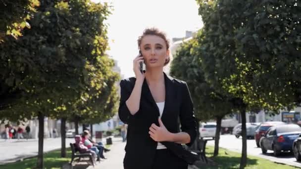 Mulher Negócios Loira Bem Sucedida Falando Telefone Móvel Livre Empresária — Vídeo de Stock