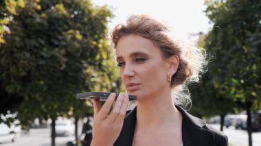 Kıvırcık saçlı, mavi gözlü, oldukça güzel bir iş kadını. Uzaktan çözme problemleri var. Sesli mesaj kaydediyor.