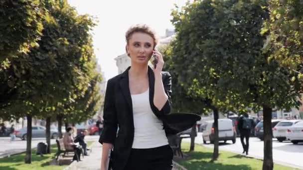 Moda Elegante Mulher Bonita Falando Smartphone Enquanto Caminha Rua Mulher — Vídeo de Stock