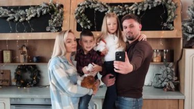 Mutlu, güzel, evli bir çift çocuklarını ellerinde tutarak akrabalarını ya da arkadaşlarını arıyor. Cep telefonunu internetten arama yapmak için kullanan aile mutlu yıllar diler.