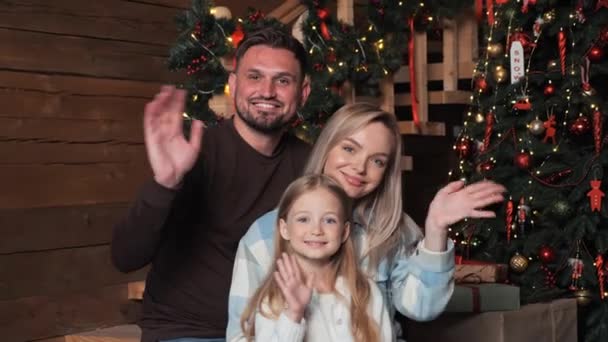 Vrolijke Vrolijke Familie Poseren Voor Foto Zwaaiende Handen Buurt Van — Stockvideo