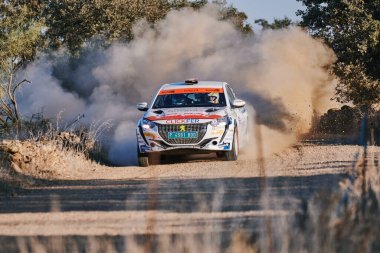 Pozoblanco, Cordoba, İspanya-Ekim, 23, 2021: Birinci aşamada yarışan ralli arabaları