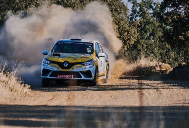 Pozoblanco, Cordoba, İspanya-Ekim, 23, 2021: Birinci aşamada yarışan ralli arabaları