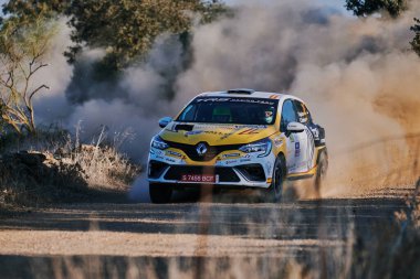 Pozoblanco, Cordoba, İspanya-Ekim, 23, 2021: Birinci aşamada yarışan ralli arabaları