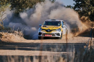 Pozoblanco, Cordoba, İspanya-Ekim, 23, 2021: Birinci aşamada yarışan ralli arabaları